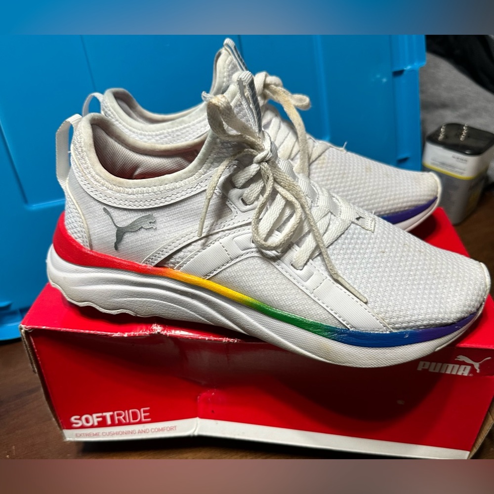 White Puma Athletic Shoes, Women's 6.5‎ soft foam